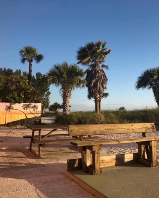 Beachfront Condo On Quiet Treasure Island- 1 Bed St. Pete Beach Bagian luar foto