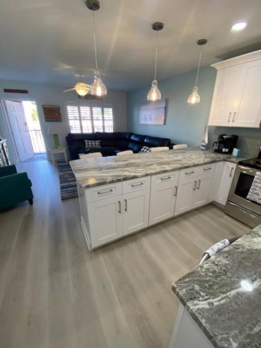 Beachfront Condo On Quiet Treasure Island- 1 Bed St. Pete Beach Bagian luar foto