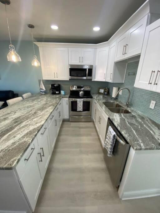 Beachfront Condo On Quiet Treasure Island- 1 Bed St. Pete Beach Bagian luar foto