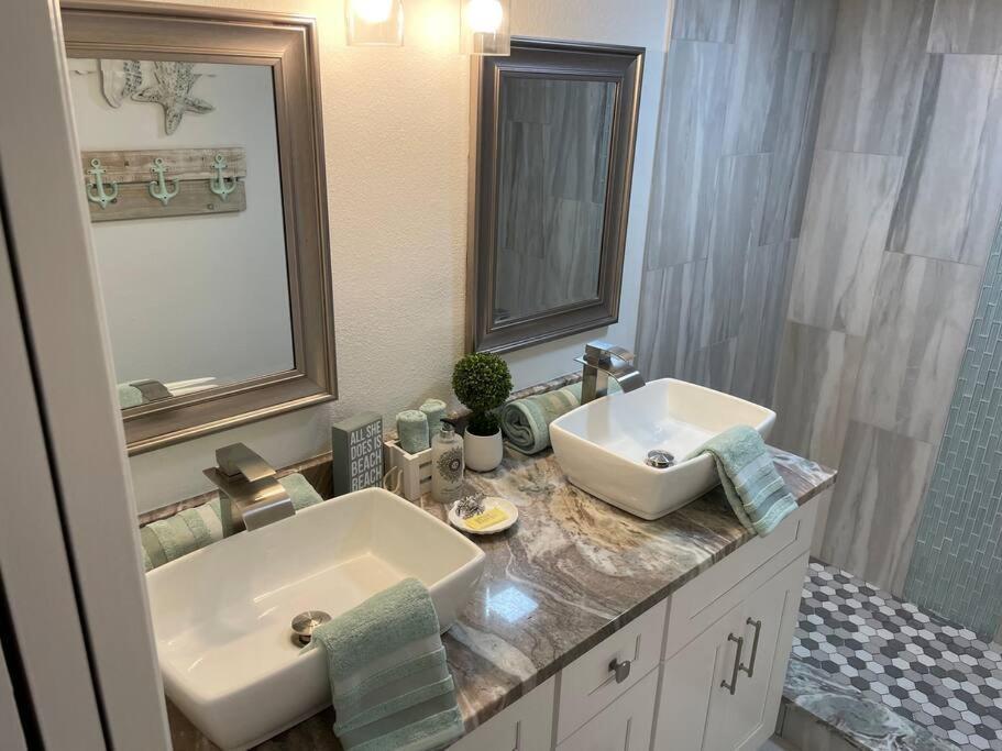 Beachfront Condo On Quiet Treasure Island- 1 Bed St. Pete Beach Bagian luar foto