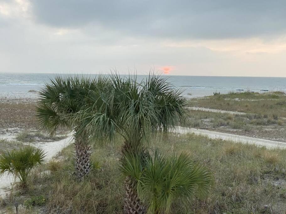 Beachfront Condo On Quiet Treasure Island- 1 Bed St. Pete Beach Bagian luar foto
